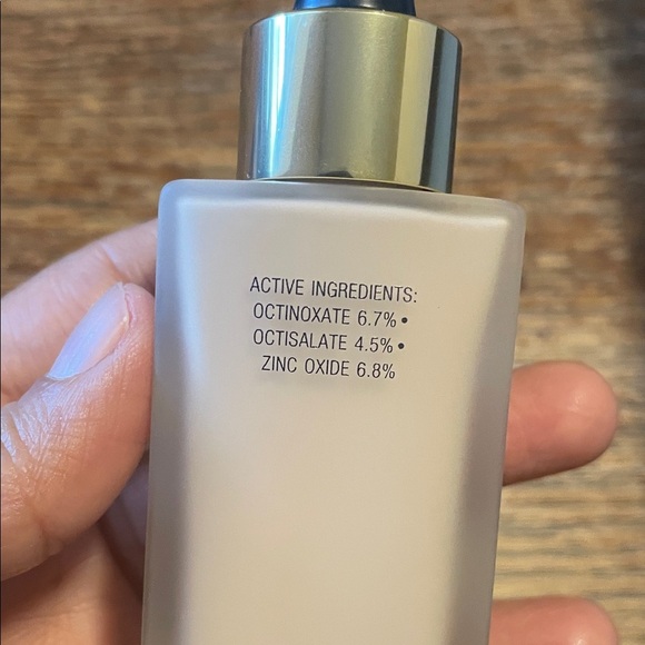 Estee Lauder Futurist SkinTint Serum - Cream with Gold Cap - Picture 8 of 9